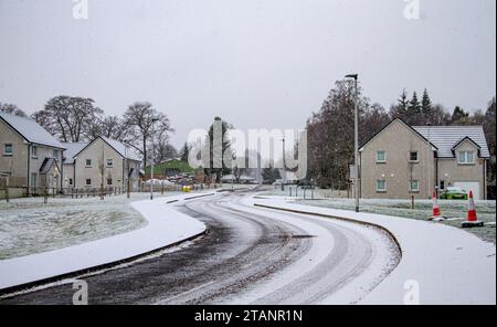 Dundee, Tayside, Scotland, UK. 2nd Dec, 2023. UK Weather: Ardler Village in Dundee, Scotland experienced significant snowfall as a result of a morning frost of -5°C. Credit: Dundee Photographics/Alamy Live News Stock Photo