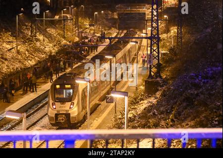 Leipzig - Reizgas in Regionalbahn versprüht: Massenanfall an Verletzten 13 RTW, 14 Feuerwehr-Fahrzeuge vor Ort 30.11.2023 gegen 18 Uhr Leipzig, Georg-Schumann-Straße S-Bahn-Haltepunkt Möckern Zu einem Großeinsatz von Feuerwehr, Rettungsdienst und Polizei kam es am Donnerstagabend auf der Georg-Schumann-Straße in Leipzig-Möckern. In einer Regionalbahn haben gegen 18 Uhr über ein Dutzend Menschen über Atemwegreizungen geklagt und den Notruf gewählt. Nach Feuerwehrangaben ging man zunächst von einem MANV Massenanfall an Verletzten aus. Insgesamt 13 Rettungswagen und 14 Fahrzeuge der Feuerwehr war Stock Photo