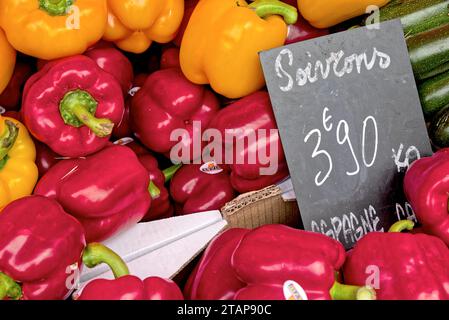 fruits et legumes sur un etalage de marché - fruit and vegetables on a market display Stock Photo