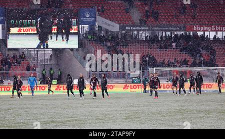 Nuremberg, Germany. 02nd Dec, 2023. Soccer: Bundesliga 2, 1. FC Nürnberg - Fortuna Düsseldorf, Matchday 15, Max-Morlock-Stadion. Disappointed Nuremberg players leave the pitch. Credit: Heiko Becker/dpa - IMPORTANT NOTE: In accordance with the regulations of the DFL German Football League and the DFB German Football Association, it is prohibited to utilize or have utilized photographs taken in the stadium and/or of the match in the form of sequential images and/or video-like photo series./dpa/Alamy Live News Stock Photo