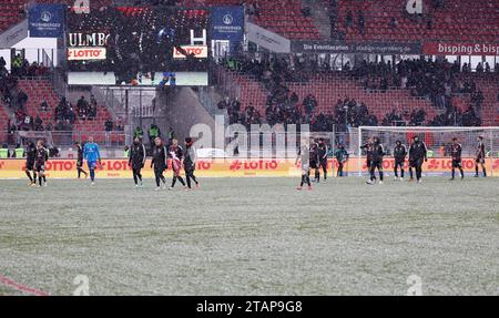 Nuremberg, Germany. 02nd Dec, 2023. Soccer: Bundesliga 2, 1. FC Nürnberg - Fortuna Düsseldorf, Matchday 15, Max-Morlock-Stadion. Disappointed Nuremberg players leave the pitch. Credit: Heiko Becker/dpa - IMPORTANT NOTE: In accordance with the regulations of the DFL German Football League and the DFB German Football Association, it is prohibited to utilize or have utilized photographs taken in the stadium and/or of the match in the form of sequential images and/or video-like photo series./dpa/Alamy Live News Stock Photo