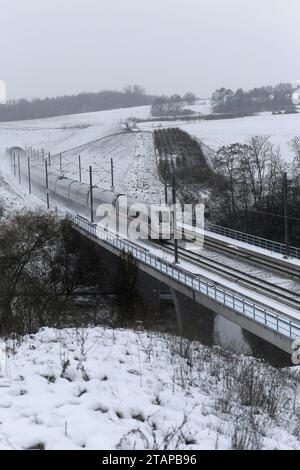 Coburg, Germany. 2nd December 2023 Cold weather in northern Bavaria after heavy snowfalls as a train passes slowly across the countryside. Credit: Clearpiximages/Alamy Live News Stock Photo