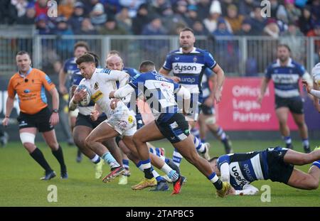 Exeter Chiefs' Henry Slade (left) breaks through to score a try for his team during the Gallagher Premiership match at The Recreation Ground, Bath. Picture date: Saturday December 2, 2023. Stock Photo