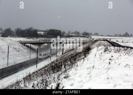 Coburg, Germany. 2nd December 2023. Cold weather in northern Bavaria after heavy snowfalls as a train passes slowly under a footbridge. Credit: Clearpiximages/Alamy Live News Stock Photo