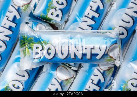 Bounty Riegel Schokoriegel von Mars Inc. als Hintergrund Stuttgart, Deutschland - 10. November 2023: Bounty Riegel Schokoriegel von Mars Inc. als Hintergrund in Stuttgart, Deutschland. *** Bounty bar chocolate bar from Mars Inc as background Stuttgart, Germany 10 November 2023 Bounty bar chocolate bar from Mars Inc as background in Stuttgart, Germany Credit: Imago/Alamy Live News Stock Photo