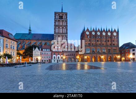 St Nicholas' Church, Stralsund Town Hall with facade in the style of North German Brick Gothic, Alter Markt, night shot, landmark of the Hanseatic Stock Photo