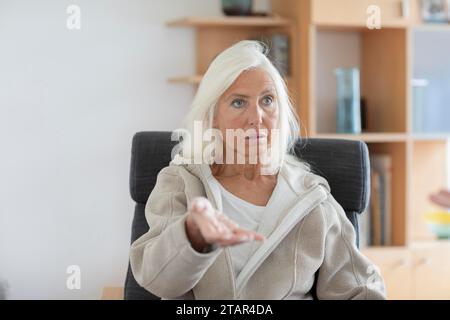 Therapist sitting in conversation in a practice Stock Photo