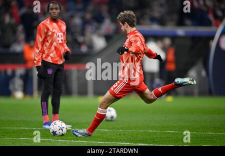 Warm-up, training, Thomas Mueller FC Bayern Muenchen FCB (25) Mathys Tel FC Bayern Muenchen FCB (39), Champions League, Allianz Arena, Munich Stock Photo