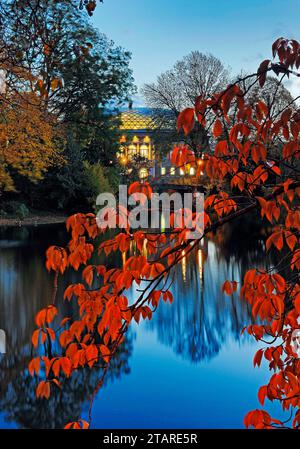 The Staendehaus K21 is reflected in the Kaiserteich in autumn in the evening, Schwanenspiegel, Duesseldorf, North Rhine-Westphalia, Germany Stock Photo