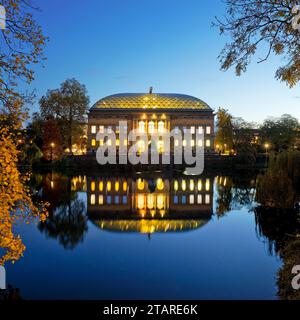 The Staendehaus K21 is reflected in the Kaiserteich in autumn in the evening, Schwanenspiegel, Duesseldorf, North Rhine-Westphalia, Germany Stock Photo