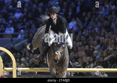 Stockholm, Sweden. 02nd Dec, 2023. Jessica Springsteen on the horse Hungry Heart in the international competition jumping on saturday night. At Sweden International Horse Show at Friends Arena in Stockholm, Sweden on december 02, 2023.Photo: Fredrik Sandberg/TT/Code 10080 Credit: TT News Agency/Alamy Live News Stock Photo
