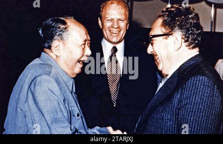 HENRY KISSINGER (1923-2023) American diplomat at right meets Mao Zedong with US President Gerald Ford in 1971 Stock Photo