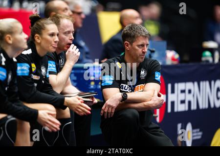 Herning, Denmark. 02nd Dec, 2023. Handball, Women: World Championship, Iran - Germany, preliminary round, Group F, match day 2. National coach Markus Gaugisch (r) and assistant Jochen Beppler follow the game. Credit: dpa/Alamy Live News Stock Photo