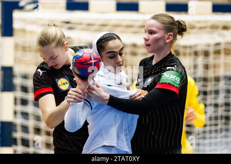 Herning, Denmark. 02nd Dec, 2023. Handball, Women: World Championship, Iran - Germany, preliminary round, Group F, match day 2. Germany's Viola Leuchter (l) and Toni-Luisa Reinemann (r) defend against Iran's Nastaran Koudzarifarahani. Credit: Dpa/dpa/Alamy Live News Stock Photo