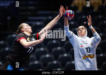 Herning, Denmark. 02nd Dec, 2023. Handball, Women: World Championship, Iran - Germany, preliminary round, Group F, match day 2. Germany's Viola Leuchter (l) and Iran's Atieh Shasavari fight for the ball. Credit: Dpa/dpa/Alamy Live News Stock Photo