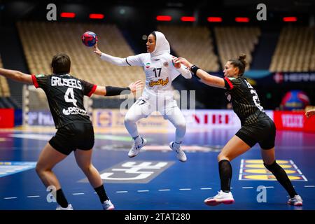 Herning, Denmark. 02nd Dec, 2023. Handball, Women: World Championship, Iran - Germany, preliminary round, Group F, match day 2. Germany's Alina Grijseels (l) and Emily Bölk (r) defend Mina Vatan Parast Tootoonsiz from Iran. Credit: Dpa/dpa/Alamy Live News Stock Photo