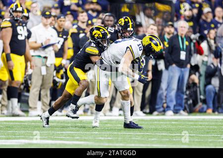 Defensive back Deshaun Lee (Iowa Hawkeyes, #08) dives to tackle running ...