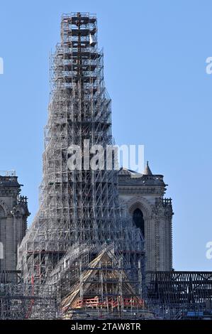 © PHOTOPQR/L'EST REPUBLICAIN/Alexandre MARCHI ; PARIS ; 02/12/2023 ; PATRIMOINE - HISTOIRE DE FRANCE - CATHEDRALE GOTHIQUE NOTRE DAME DE PARIS - TRAVAUX - CHANTIER - RECONSTRUCTION - RESTAURATION - ECHAFAUDAGES. Paris 2 décembre 2023. Le grand échafaudage où se trouve la nouvelle flèche sur le chantier de reconstruction et de restauration de la cathédrale Notre-Dame de Paris après son violent incendie du 15 avril 2019. PHOTO Alexandre MARCHI. Paris December 2, 2023. Tourists on the Notre-Dame square where the reconstruction and restoration site of the Notre-Dame de Paris cathedral is loca Stock Photo