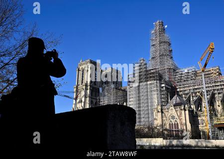 © PHOTOPQR/L'EST REPUBLICAIN/Alexandre MARCHI ; PARIS ; 02/12/2023 ; PATRIMOINE - HISTOIRE DE FRANCE - CATHEDRALE GOTHIQUE NOTRE DAME DE PARIS - TRAVAUX - CHANTIER - RECONSTRUCTION - RESTAURATION - ECHAFAUDAGES. Paris 2 décembre 2023. Le grand échafaudage où se trouve la nouvelle flèche sur le chantier de reconstruction et de restauration de la cathédrale Notre-Dame de Paris après son violent incendie du 15 avril 2019. PHOTO Alexandre MARCHI. Paris December 2, 2023. Tourists on the Notre-Dame square where the reconstruction and restoration site of the Notre-Dame de Paris cathedral is loca Stock Photo