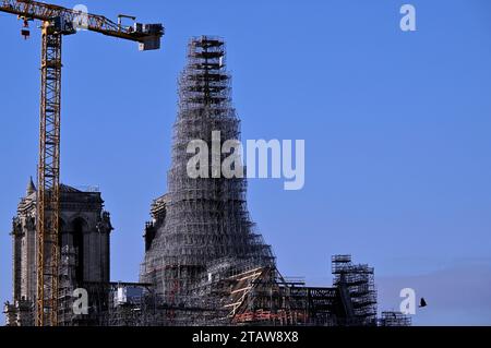 © PHOTOPQR/L'EST REPUBLICAIN/Alexandre MARCHI ; PARIS ; 02/12/2023 ; PATRIMOINE - HISTOIRE DE FRANCE - CATHEDRALE GOTHIQUE NOTRE DAME DE PARIS - TRAVAUX - CHANTIER - RECONSTRUCTION - RESTAURATION - ECHAFAUDAGES. Paris 2 décembre 2023. Le grand échafaudage où se trouve la nouvelle flèche sur le chantier de reconstruction et de restauration de la cathédrale Notre-Dame de Paris après son violent incendie du 15 avril 2019. PHOTO Alexandre MARCHI. Paris December 2, 2023. Tourists on the Notre-Dame square where the reconstruction and restoration site of the Notre-Dame de Paris cathedral is loca Stock Photo