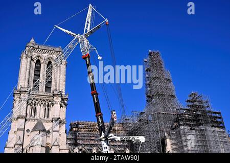 © PHOTOPQR/L'EST REPUBLICAIN/Alexandre MARCHI ; PARIS ; 02/12/2023 ; PATRIMOINE - HISTOIRE DE FRANCE - CATHEDRALE GOTHIQUE NOTRE DAME DE PARIS - TRAVAUX - CHANTIER - RECONSTRUCTION - RESTAURATION - ECHAFAUDAGES. Paris 2 décembre 2023. Le grand échafaudage où se trouve la nouvelle flèche sur le chantier de reconstruction et de restauration de la cathédrale Notre-Dame de Paris après son violent incendie du 15 avril 2019. PHOTO Alexandre MARCHI. Paris December 2, 2023. Tourists on the Notre-Dame square where the reconstruction and restoration site of the Notre-Dame de Paris cathedral is loca Stock Photo