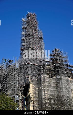 © PHOTOPQR/L'EST REPUBLICAIN/Alexandre MARCHI ; PARIS ; 02/12/2023 ; PATRIMOINE - HISTOIRE DE FRANCE - CATHEDRALE GOTHIQUE NOTRE DAME DE PARIS - TRAVAUX - CHANTIER - RECONSTRUCTION - RESTAURATION - ECHAFAUDAGES. Paris 2 décembre 2023. Le grand échafaudage où se trouve la nouvelle flèche sur le chantier de reconstruction et de restauration de la cathédrale Notre-Dame de Paris après son violent incendie du 15 avril 2019. PHOTO Alexandre MARCHI. Paris December 2, 2023. Tourists on the Notre-Dame square where the reconstruction and restoration site of the Notre-Dame de Paris cathedral is loca Stock Photo