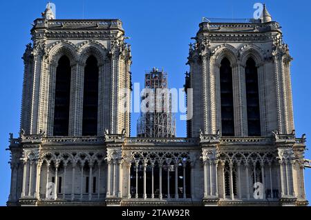 © PHOTOPQR/L'EST REPUBLICAIN/Alexandre MARCHI ; PARIS ; 02/12/2023 ; PATRIMOINE - HISTOIRE DE FRANCE - CATHEDRALE GOTHIQUE NOTRE DAME DE PARIS - TRAVAUX - CHANTIER - RECONSTRUCTION - RESTAURATION - ECHAFAUDAGES. Paris 2 décembre 2023. Le grand échafaudage où se trouve la nouvelle flèche sur le chantier de reconstruction et de restauration de la cathédrale Notre-Dame de Paris après son violent incendie du 15 avril 2019. PHOTO Alexandre MARCHI. Paris December 2, 2023. Tourists on the Notre-Dame square where the reconstruction and restoration site of the Notre-Dame de Paris cathedral is loca Stock Photo