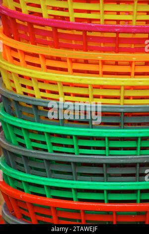 empillage de panier en plastique colorés - colored plastic basket stuffing Stock Photo