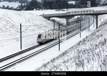 Coburg, Germany. December 3, 2023. Steam rises on railway tracks as a German train enters a tunnel outside the city of Coburg. There have been many cancellations of both rail and airline services in Bavaria today due to bad weather. Photo: Clearpiximages / Alamy Live News Stock Photo