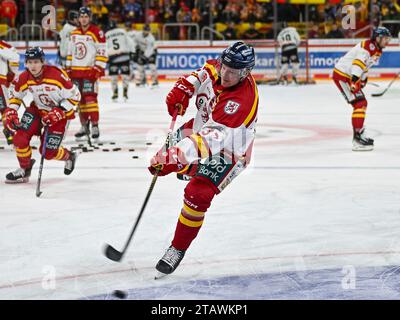 Philip Gogulla (Duesseldorfer EG, 87) beim Aufwaermen. Duesseldorfer EG vs. Koelner Haie, Eishockey, Penny DEL, 24. Spieltag, Saison 2023/2024, 03.12.2023 Foto: Eibner-Pressefoto/Thomas Haesler Stock Photo