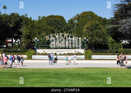 Beverly Hills sign with people in Beverly Gardens on Santa Monica Boulevard.  Los Angeles, California, USA Stock Photo