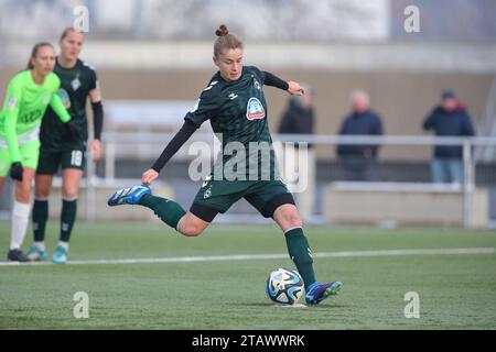Wolfsburg, Deutschland. 03rd Dec, 2023. v.li. Amelie König (VfL