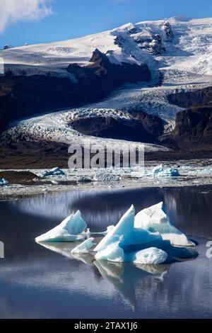 Icebergs float in Fjallsjökull, a glacial lake at the south end of the Icelandic glacier know as Vatnajökull. Stock Photo