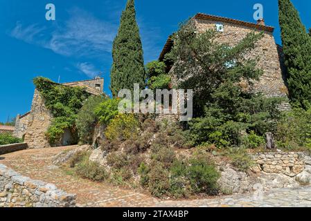 le village de la Roque sur Cèze et la cascade du sautadet dans le Gard par un beau matin ensoleillé du mois d’août Stock Photo