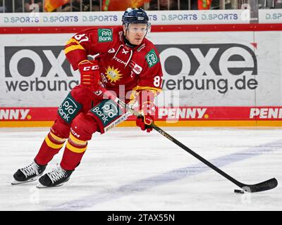 Philip Gogulla (Duesseldorfer EG, 87) beim Spielaufbau. Duesseldorfer EG vs. Koelner Haie, Eishockey, Penny DEL, 24. Spieltag, Saison 2023/2024, 03.12.2023 Foto: Eibner-Pressefoto/Thomas Haesler Stock Photo