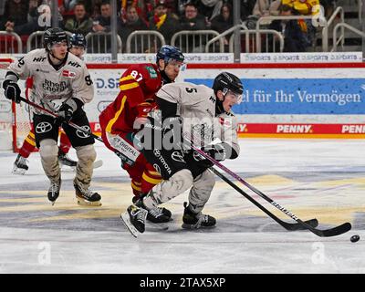 Zweikampf um den Puk zwischen Philip Gogulla (Duesseldorfer EG, 87) und Robin Van Calster (Koelner Haie, #05). Dahinter Hakon Haenelt (Koelner Haie, #92). Duesseldorfer EG vs. Koelner Haie, Eishockey, Penny DEL, 24. Spieltag, Saison 2023/2024, 03.12.2023 Foto: Eibner-Pressefoto/Thomas Haesler Stock Photo