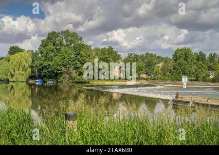 Wehr, Saale, Öblitz, Sachsen-Anhalt, Deutschland *** Weir, Saale, Öblitz, Saxony-Anhalt, Germany Credit: Imago/Alamy Live News Stock Photo