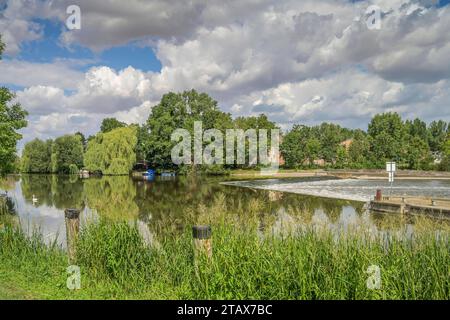 Wehr, Saale, Öblitz, Sachsen-Anhalt, Deutschland *** Weir, Saale, Öblitz, Saxony-Anhalt, Germany Credit: Imago/Alamy Live News Stock Photo