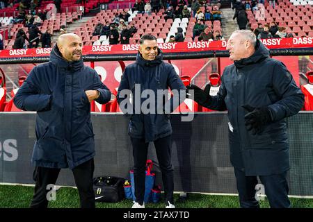 UTRECHT - (l-r) AZ Alkmaar coach Pascal Jansen, AZ team manager Ari Menmi, FC Utrecht coach Ron Jans during the Dutch Eredivisie match between FC Utrecht and AZ in Galgenwaard stadium on December 3, 2023 in Utrecht, the Netherlands. ANP ED VAN DE POL Stock Photo