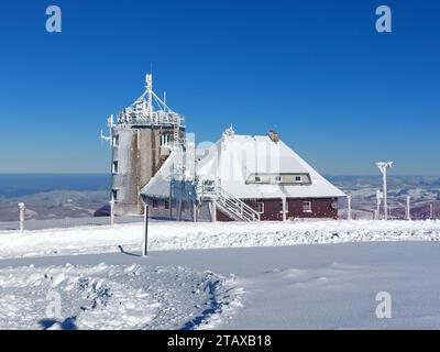 Feldberg Themenbild - Wintersport, Skifahren, Skispass auf dem Feldberg, Saisoneröffnung, Skiopening, Saisonstart 2023/2024 Themenbild - Wintersport, Skifahren, Skispass auf dem Feldberg, Saisoneröffnung, Skiopening, Saisonstart 2023/2024 Wetterstation des DWD, Deutschen Wetterdienstes Winterwonderland, Saisoneröffnung Skifahren auf dem 1493 m hohen Feldberg bei herrlichem Sonnenschein und eisigen Temperaturen und bestem Winterwetter. Der Feldberg ist der höchste Gipfel des Schwarzwaldes. *** Feldberg themed image winter sports, skiing, skiing fun on the Feldberg, season opening, ski opening, Stock Photo