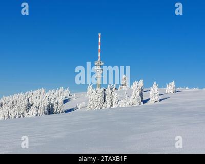 Feldberg Themenbild - Wintersport, Skifahren, Skispass auf dem Feldberg, Saisoneröffnung, Skiopening, Saisonstart 2023/2024 Themenbild - Wintersport, Skifahren, Skispass auf dem Feldberg, Saisoneröffnung, Skiopening, Saisonstart 2023/2024 Wetterradaranlage, Friedrich-Luise-Turm, Winterwonderland, Saisoneröffnung Skifahren auf dem 1493 m hohen Feldberg bei herrlichem Sonnenschein und eisigen Temperaturen und bestem Winterwetter. Der Feldberg ist der höchste Gipfel des Schwarzwaldes. *** Feldberg theme picture winter sports, skiing, skiing fun on the Feldberg, season opening, ski opening, season Stock Photo