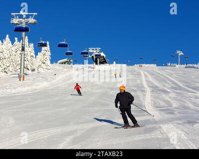 Feldberg Themenbild - Wintersport, Skifahren, Skispass auf dem Feldberg, Saisoneröffnung, Skiopening, Saisonstart 2023/2024 Themenbild - Wintersport, Skifahren, Skispass auf dem Feldberg, Saisoneröffnung, Skiopening, Saisonstart 2023/2024 Skifahrer bei der Abfahrt Zeigerbahn am Seebuck Winterwonderland, Saisoneröffnung Skifahren auf dem 1493 m hohen Feldberg bei herrlichem Sonnenschein und eisigen Temperaturen und bestem Winterwetter. Der Feldberg ist der höchste Gipfel des Schwarzwaldes. *** Feldberg theme picture winter sports, skiing, skiing fun on the Feldberg, season opening, ski opening, Stock Photo