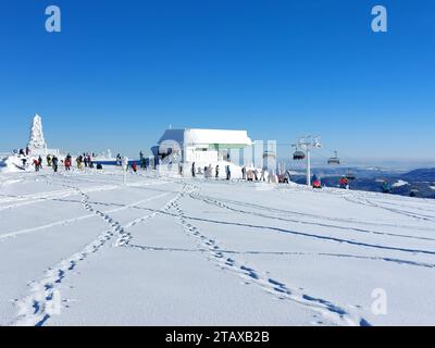 Feldberg Themenbild - Wintersport, Skifahren, Skispass auf dem Feldberg, Saisoneröffnung, Skiopening, Saisonstart 2023/2024 Themenbild - Wintersport, Skifahren, Skispass auf dem Feldberg, Saisoneröffnung, Skiopening, Saisonstart 2023/2024 Liftstation auf dem Seebuck Winterwonderland, Saisoneröffnung Skifahren auf dem 1493 m hohen Feldberg bei herrlichem Sonnenschein und eisigen Temperaturen und bestem Winterwetter. Der Feldberg ist der höchste Gipfel des Schwarzwaldes. *** Feldberg theme picture winter sports, skiing, skiing fun on the Feldberg, season opening, ski opening, season start 2023 2 Stock Photo