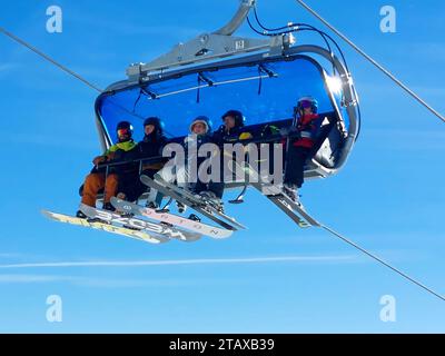 Feldberg Themenbild - Wintersport, Skifahren, Skispass auf dem Feldberg, Saisoneröffnung, Skiopening, Saisonstart 2023/2024 Themenbild - Wintersport, Skifahren, Skispass auf dem Feldberg, Saisoneröffnung, Skiopening, Saisonstart 2023/2024 Skifahrer in der Feldbergbahn Winterwonderland, Saisoneröffnung Skifahren auf dem 1493 m hohen Feldberg bei herrlichem Sonnenschein und eisigen Temperaturen und bestem Winterwetter. Der Feldberg ist der höchste Gipfel des Schwarzwaldes. *** Feldberg theme picture winter sports, skiing, skiing fun on the Feldberg, season opening, ski opening, season start 2023 Stock Photo