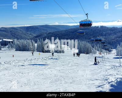 Feldberg Themenbild - Wintersport, Skifahren, Skispass auf dem Feldberg, Saisoneröffnung, Skiopening, Saisonstart 2023/2024 Themenbild - Wintersport, Skifahren, Skispass auf dem Feldberg, Saisoneröffnung, Skiopening, Saisonstart 2023/2024 Skifahrer in der Feldbergbahn Winterwonderland, Saisoneröffnung Skifahren auf dem 1493 m hohen Feldberg bei herrlichem Sonnenschein und eisigen Temperaturen und bestem Winterwetter. Der Feldberg ist der höchste Gipfel des Schwarzwaldes. *** Feldberg theme picture winter sports, skiing, skiing fun on the Feldberg, season opening, ski opening, season start 2023 Stock Photo