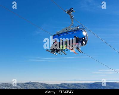 Feldberg Themenbild - Wintersport, Skifahren, Skispass auf dem Feldberg, Saisoneröffnung, Skiopening, Saisonstart 2023/2024 Themenbild - Wintersport, Skifahren, Skispass auf dem Feldberg, Saisoneröffnung, Skiopening, Saisonstart 2023/2024 Skifahrer in der Feldbergbahn Winterwonderland, Saisoneröffnung Skifahren auf dem 1493 m hohen Feldberg bei herrlichem Sonnenschein und eisigen Temperaturen und bestem Winterwetter. Der Feldberg ist der höchste Gipfel des Schwarzwaldes. *** Feldberg theme picture winter sports, skiing, skiing fun on the Feldberg, season opening, ski opening, season start 2023 Stock Photo