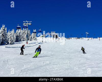 Feldberg Themenbild - Wintersport, Skifahren, Skispass auf dem Feldberg, Saisoneröffnung, Skiopening, Saisonstart 2023/2024 Themenbild - Wintersport, Skifahren, Skispass auf dem Feldberg, Saisoneröffnung, Skiopening, Saisonstart 2023/2024 Winterwonderland, Saisoneröffnung Skifahren auf dem 1493 m hohen Feldberg bei herrlichem Sonnenschein und eisigen Temperaturen und bestem Winterwetter. Der Feldberg ist der höchste Gipfel des Schwarzwaldes. *** Feldberg themed picture winter sports, skiing, skiing fun on the Feldberg, season opening, ski opening, season start 2023 2024 themed picture winter s Stock Photo