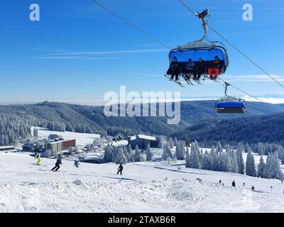 Feldberg Themenbild - Wintersport, Skifahren, Skispass auf dem Feldberg, Saisoneröffnung, Skiopening, Saisonstart 2023/2024 Themenbild - Wintersport, Skifahren, Skispass auf dem Feldberg, Saisoneröffnung, Skiopening, Saisonstart 2023/2024 Skifahrer in der Feldbergbahn Winterwonderland, Saisoneröffnung Skifahren auf dem 1493 m hohen Feldberg bei herrlichem Sonnenschein und eisigen Temperaturen und bestem Winterwetter. Der Feldberg ist der höchste Gipfel des Schwarzwaldes. *** Feldberg theme picture winter sports, skiing, skiing fun on the Feldberg, season opening, ski opening, season start 2023 Stock Photo