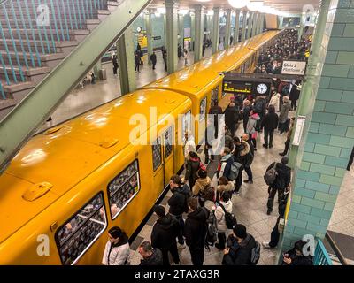 U-Bahn Zug der BVG am U-Bahnhof Alexanderplatz U3, Hönow - Hauptbahnhof Berlin, DEU, Deutschland. 16.11.2023: *** BVG underground train at Alexanderplatz underground station U3, Hönow Hauptbahnhof Berlin, DEU, Germany 16 11 2023 Credit: Imago/Alamy Live News Stock Photo