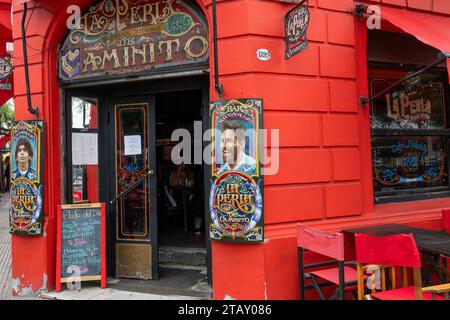 Argentina, Buenos Aires. La Boca, Tango Street. Colorful historic restaurant exterior, La Perla de Caminito, est. 1882. Stock Photo